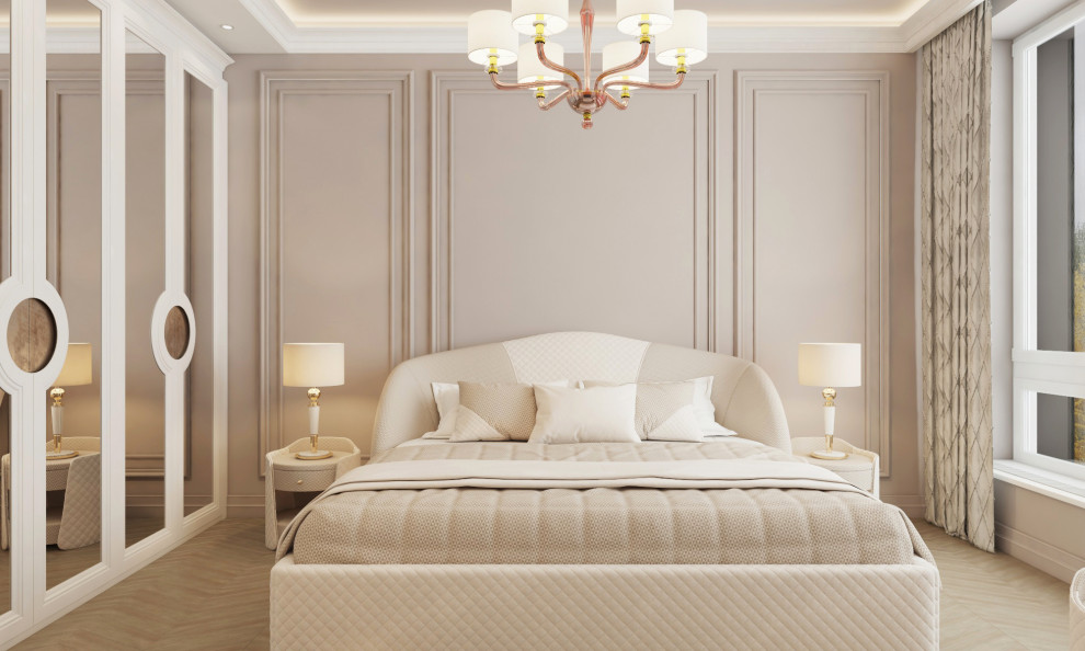 Imagen de dormitorio principal tradicional renovado de tamaño medio sin chimenea con paredes beige, suelo de madera en tonos medios, suelo beige y bandeja