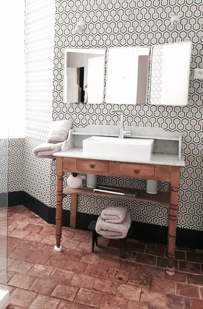 Inspiration for a transitional bathroom in Paris.