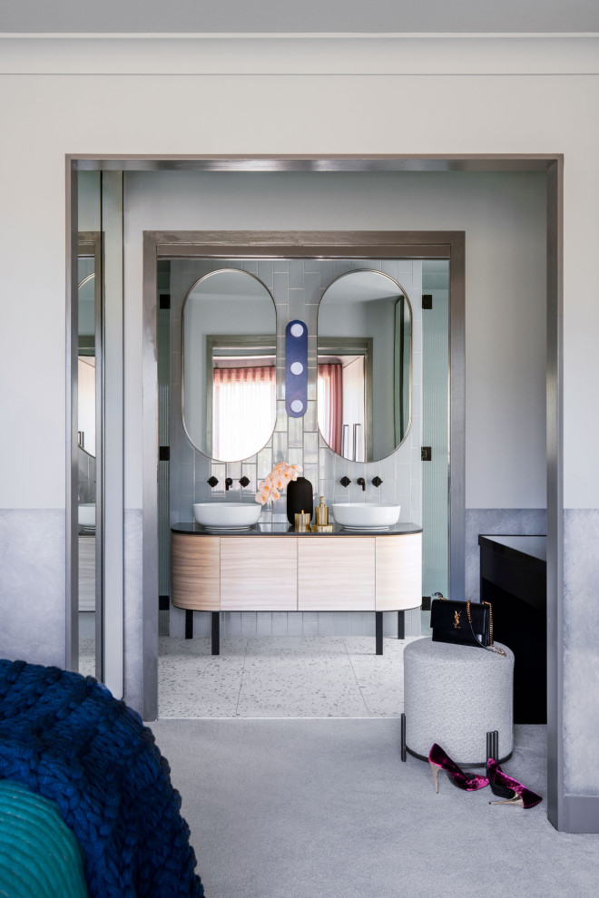 Идея дизайна: главная ванная комната среднего размера в современном стиле с светлыми деревянными фасадами, серой плиткой, столешницей из гранита, черной столешницей, тумбой под две раковины, напольной тумбой и плоскими фасадами