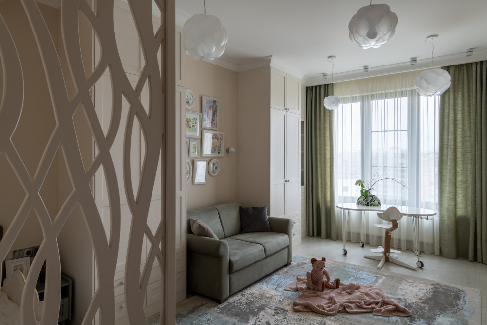 Imagen de dormitorio infantil de 4 a 10 años contemporáneo de tamaño medio con paredes beige, suelo de corcho y suelo beige