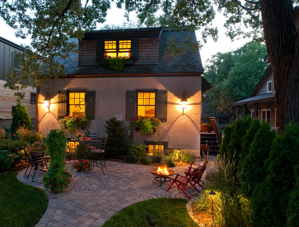 Example of a classic home design design in Minneapolis