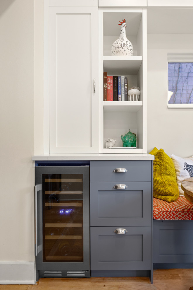 Inspiration for a transitional home design remodel in Chicago