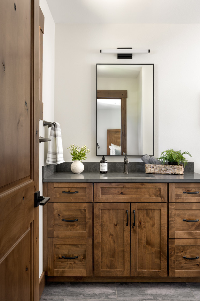 Inspiration för mellanstora moderna grått en-suite badrum, med skåp i shakerstil, skåp i mellenmörkt trä, våtrum, beige väggar, marmorgolv, ett undermonterad handfat, marmorbänkskiva och dusch med gångjärnsdörr