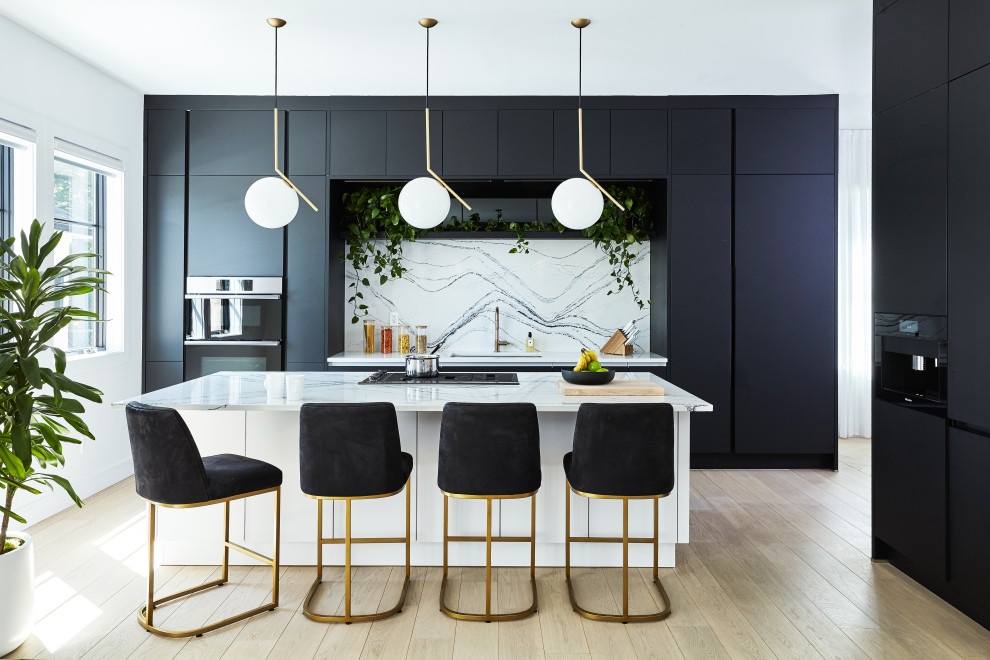 Moderne Küche mit schwarzen Schränken, Küchenrückwand in Weiß und weißer Arbeitsplatte in New York