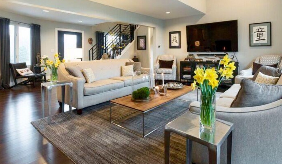 Example of a transitional home design design in Chicago
