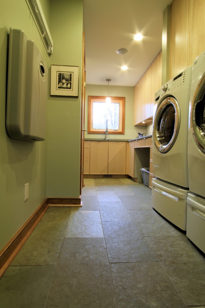 This is an example of a contemporary laundry room in Indianapolis.