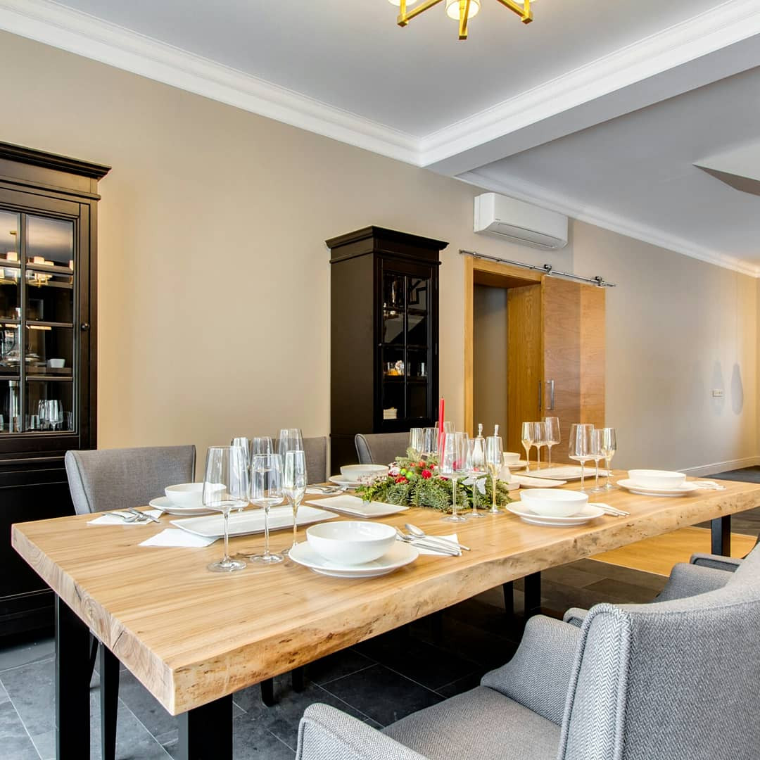 Большой обеденный стол из массива горного карагача на металлическом подстолье