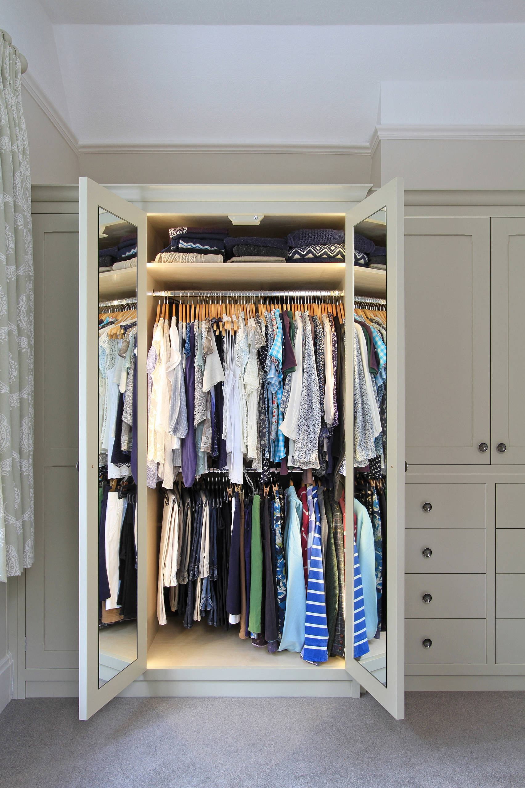 Platz im Schrank: 11 clevere Hacks für mehr Stauraum