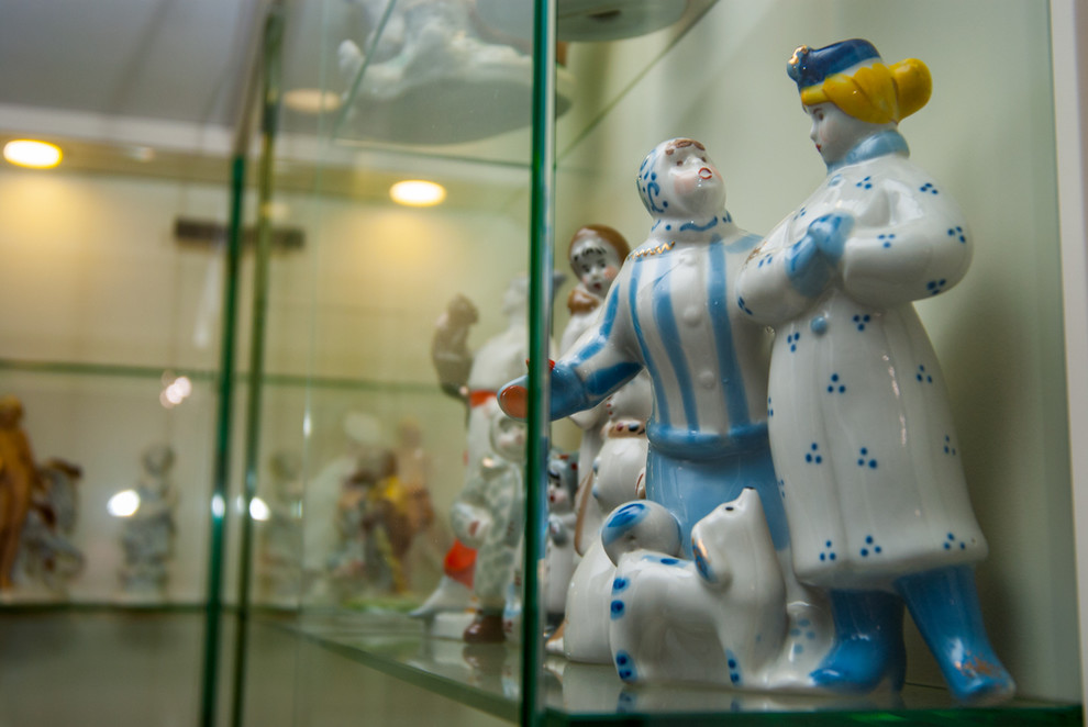 Витрина под лестницей