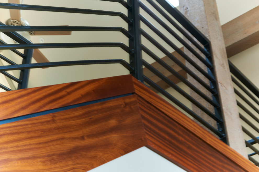 Große Moderne Holztreppe in L-Form mit gebeizten Holz-Setzstufen und Stahlgeländer in Sonstige