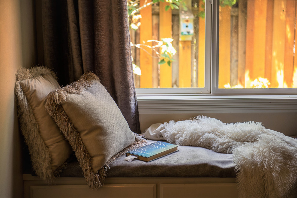 Transitional home design photo in Seattle