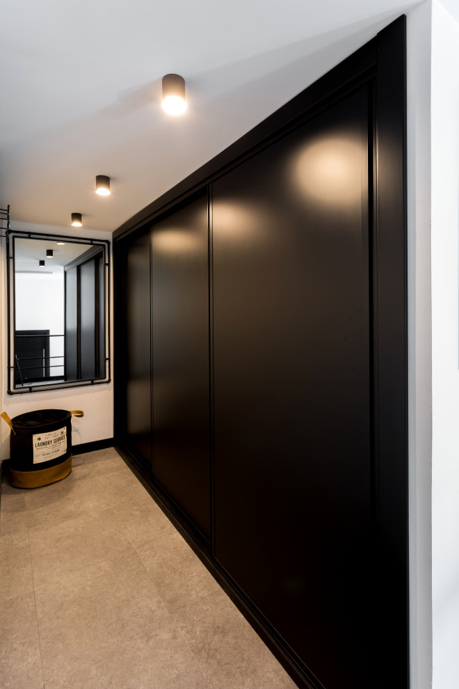 Свежая идея для дизайна: маленькая гардеробная комната унисекс в стиле лофт с черными фасадами, полом из керамогранита и серым полом для на участке и в саду - отличное фото интерьера