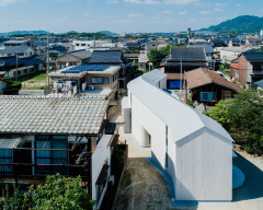 Una serpenteante y divertida vivienda-estudio en Japón