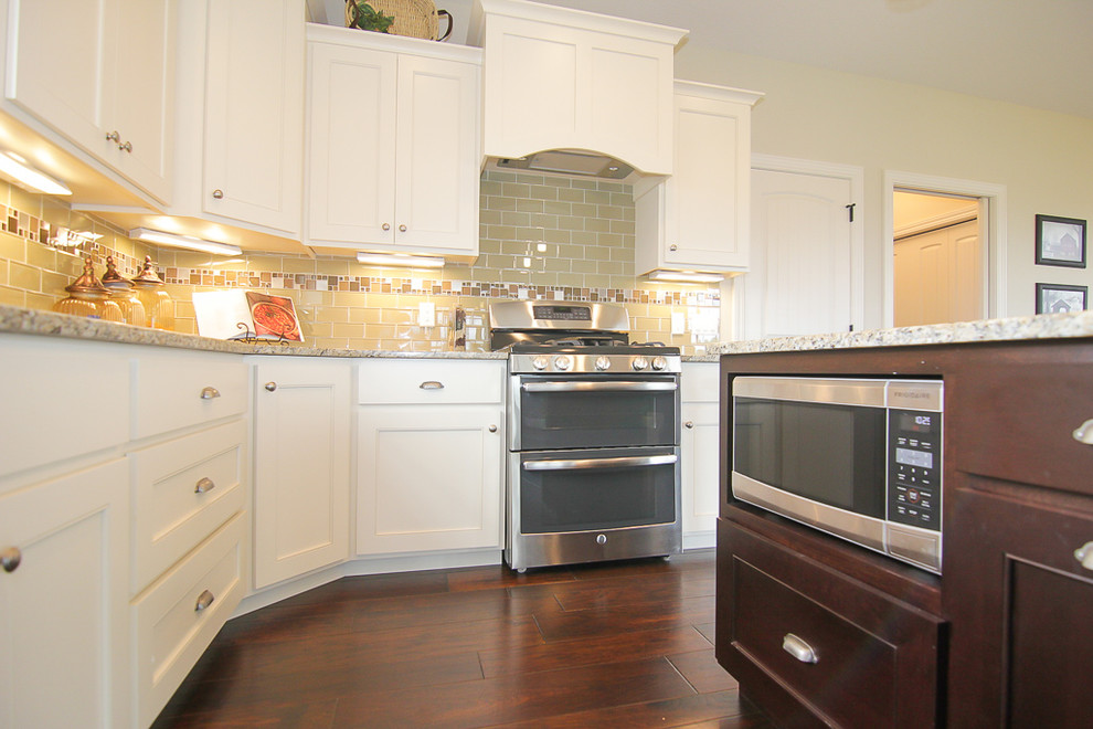 Kitchen - transitional kitchen idea in Milwaukee
