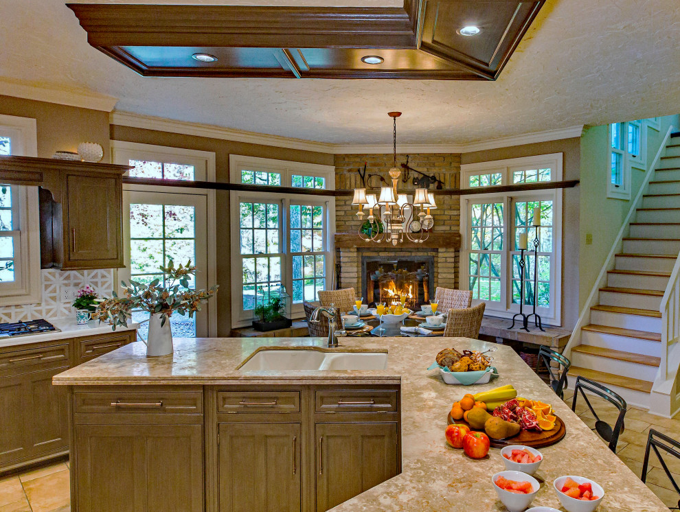 Bild på ett mellanstort flerfärgad flerfärgat kök, med en dubbel diskho, luckor med profilerade fronter, bruna skåp, bänkskiva i kalksten, flerfärgad stänkskydd, stänkskydd i marmor, integrerade vitvaror, klinkergolv i keramik, en köksö och flerfärgat golv