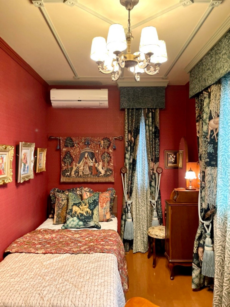 Esempio di un piccolo ufficio tradizionale con pareti rosse, pavimento in compensato, scrivania autoportante, pavimento marrone, soffitto in perlinato e carta da parati