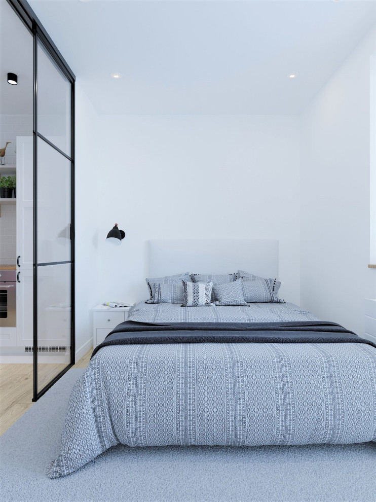 На фото: маленькая хозяйская спальня в скандинавском стиле с белыми стенами для на участке и в саду с
