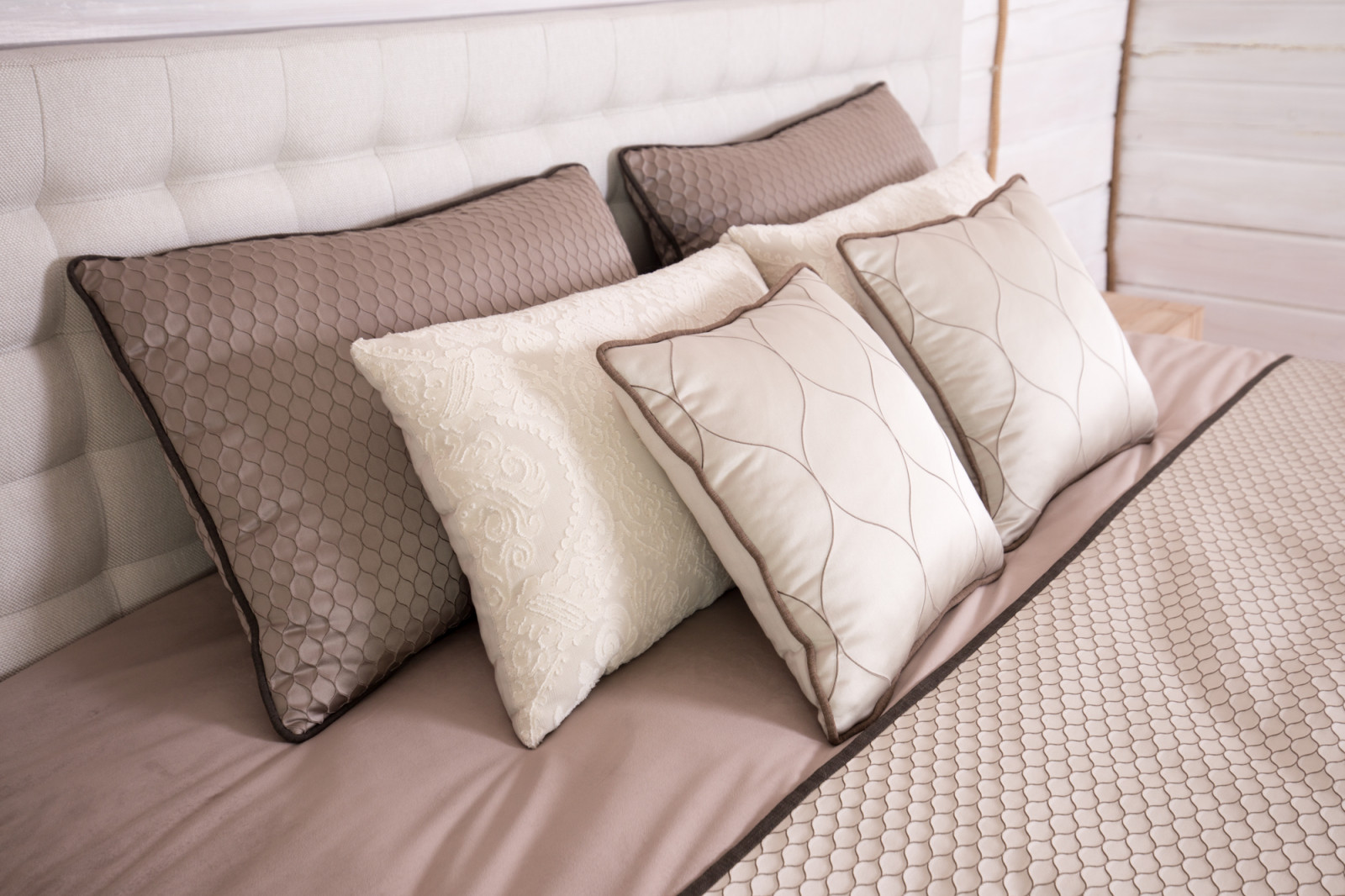 Деревянный дом: особенности текстильного оформления