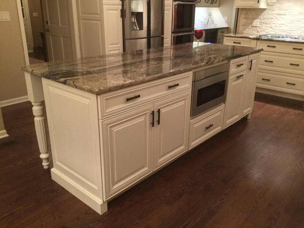 Transitional kitchen photo in Chicago