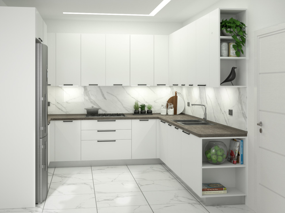 Foto på ett avskilt, mellanstort funkis brun u-kök, med en dubbel diskho, släta luckor, vita skåp, laminatbänkskiva, flerfärgad stänkskydd, stänkskydd i marmor, rostfria vitvaror, marmorgolv och vitt golv