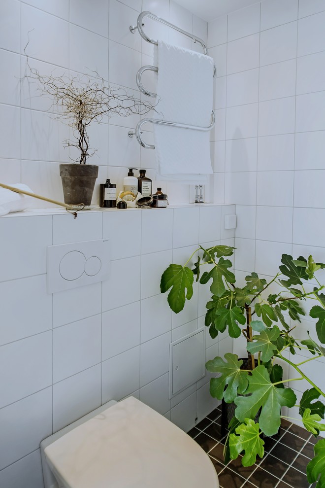 This is an example of a scandinavian bathroom in Stockholm.