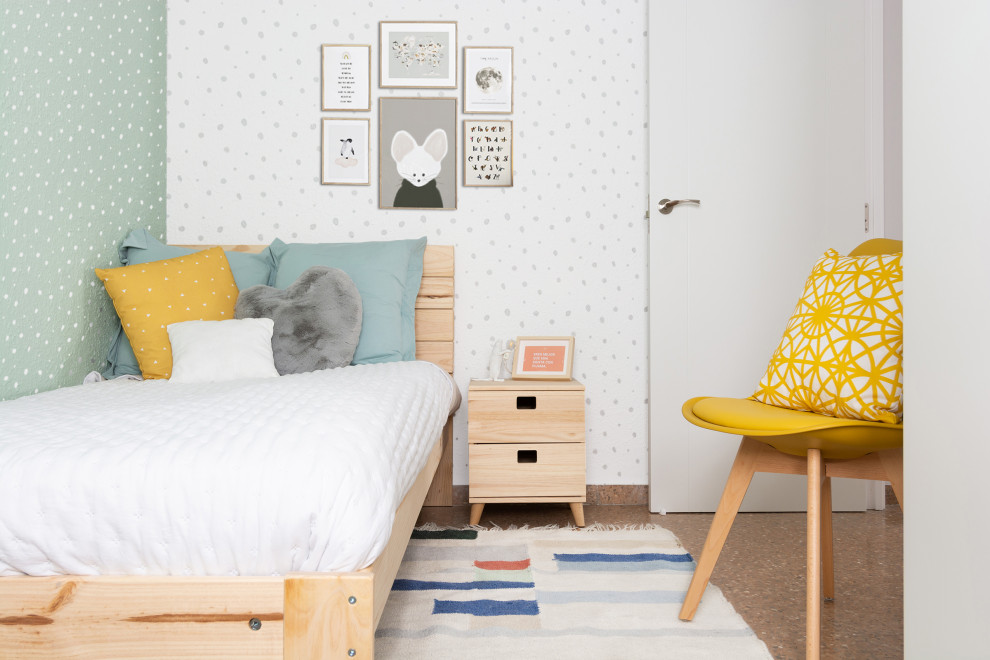 Idées déco pour une petite chambre d'enfant de 4 à 10 ans scandinave avec un mur vert, un sol marron et du papier peint.