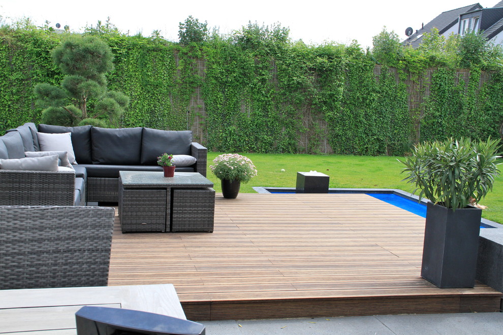 Kleiner Moderner Pool in L-Form in Köln