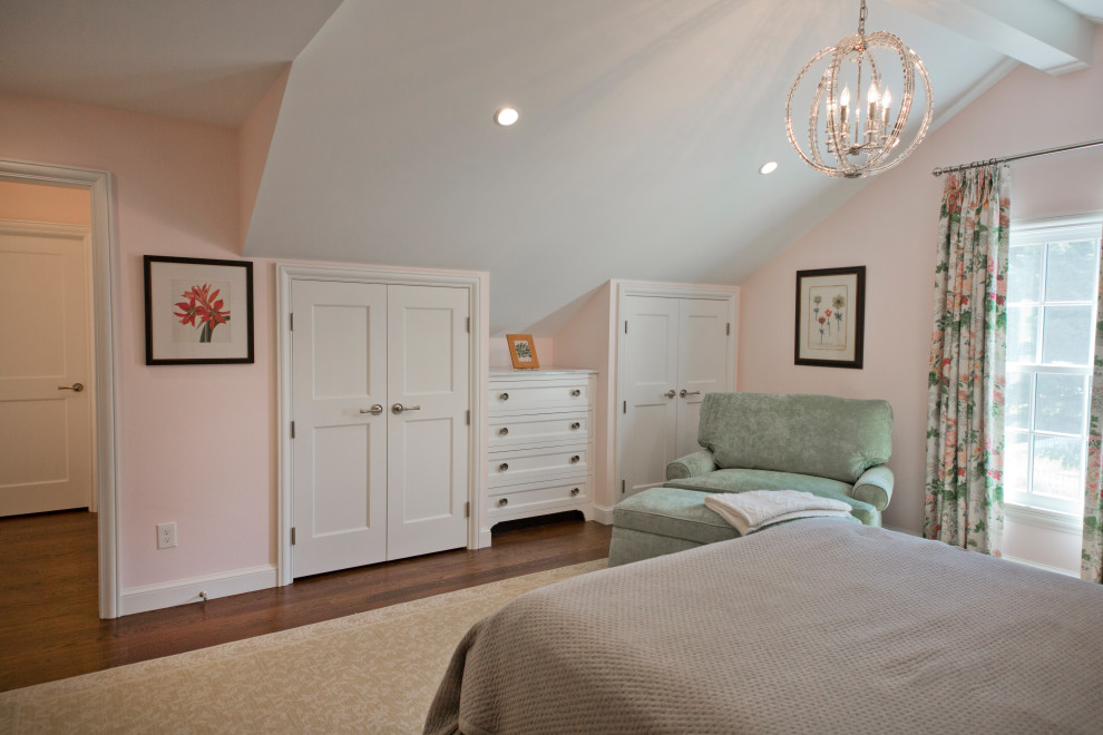Inspiration pour une grande chambre d'amis traditionnelle avec un mur rose, un sol en bois brun et un sol marron.