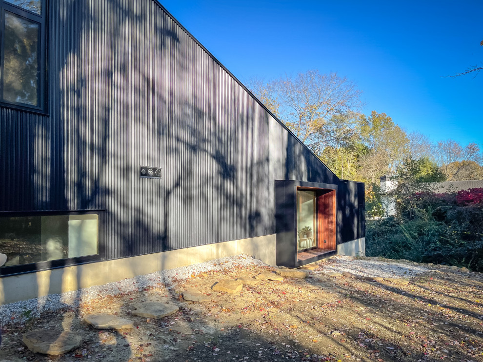 Ispirazione per la facciata di una casa piccola nera contemporanea a due piani con rivestimento in metallo e tetto piano