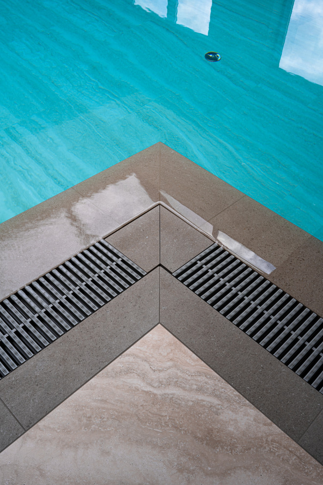 Плавательный бассейн на 17 этаже жилого здания