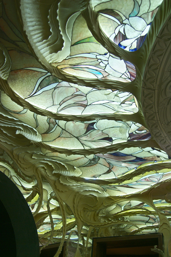 Подвесной витражный потолок в скульптурной композиции Алексея Коробки.