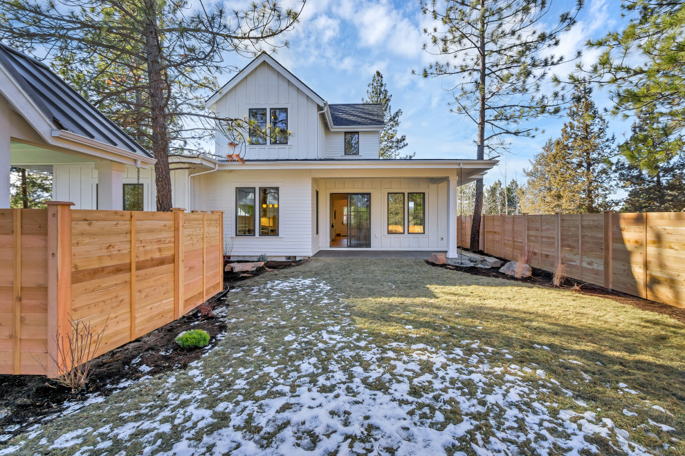 Foto di un giardino country esposto a mezz'ombra di medie dimensioni e dietro casa in inverno con pavimentazioni in pietra naturale e recinzione in legno