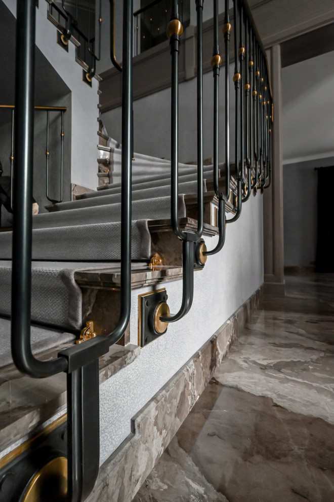 Лестничное ограждение в загородном доме в стиле ар-деко