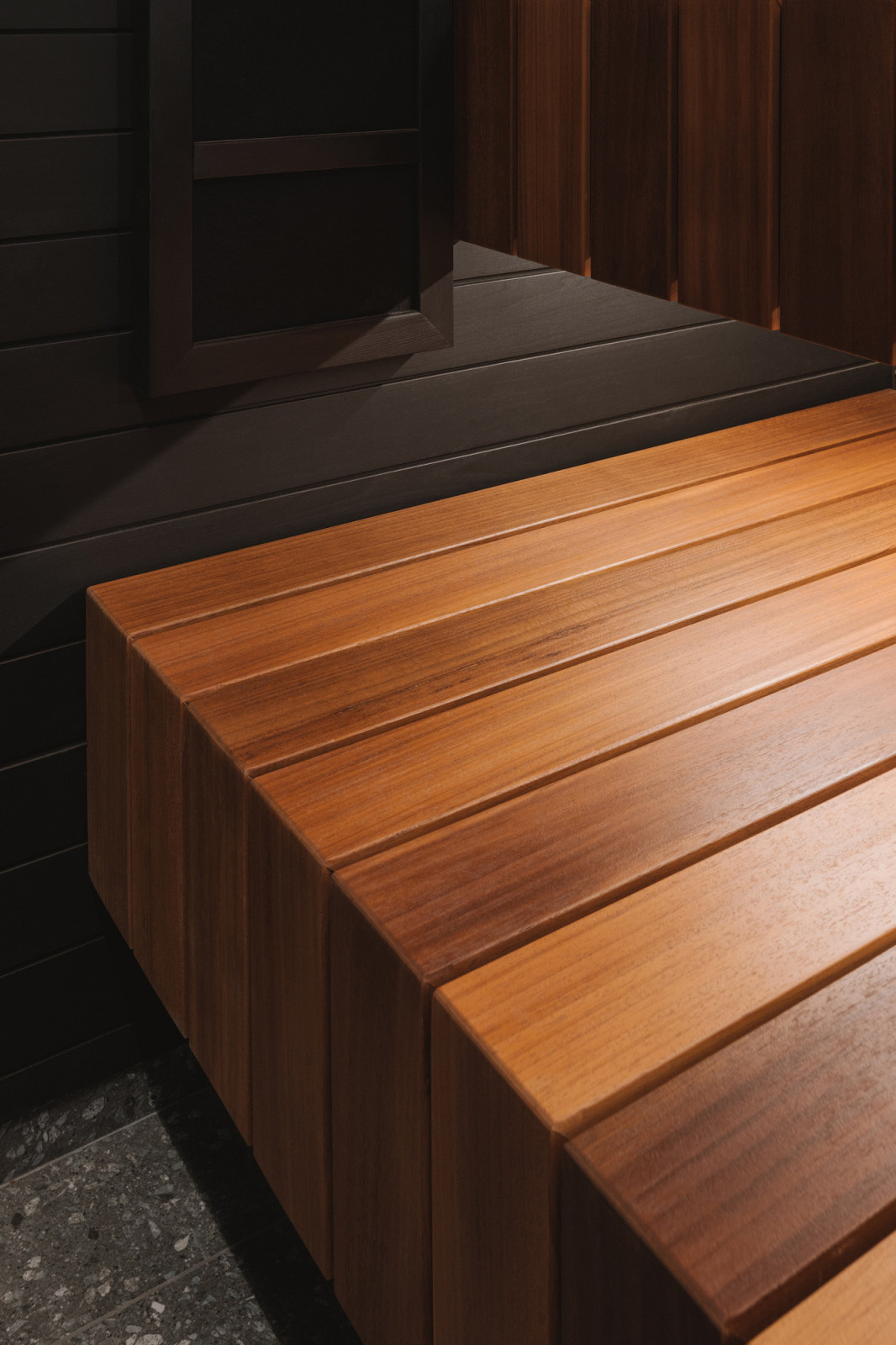 Подвесные полки производственной сборки.