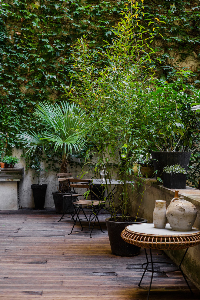 Mid-sized contemporary courtyard patio in Paris with a container garden, decking and no cover.