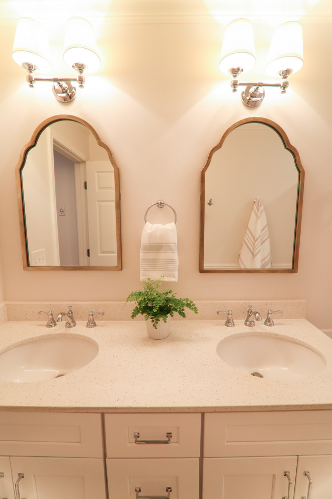 Inredning av ett klassiskt mellanstort gul gult badrum, med skåp i shakerstil, vita skåp, ett platsbyggt badkar, en dusch/badkar-kombination, en toalettstol med separat cisternkåpa, vit kakel, keramikplattor, vita väggar, klinkergolv i keramik, ett undermonterad handfat, bänkskiva i kvarts, vitt golv och dusch med duschdraperi