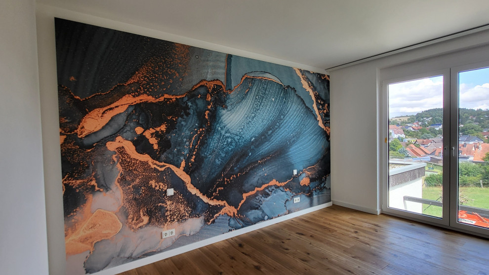 Mittelgroßes Modernes Hauptschlafzimmer mit blauer Wandfarbe, braunem Holzboden, braunem Boden, Tapetendecke und Tapetenwänden in Frankfurt am Main