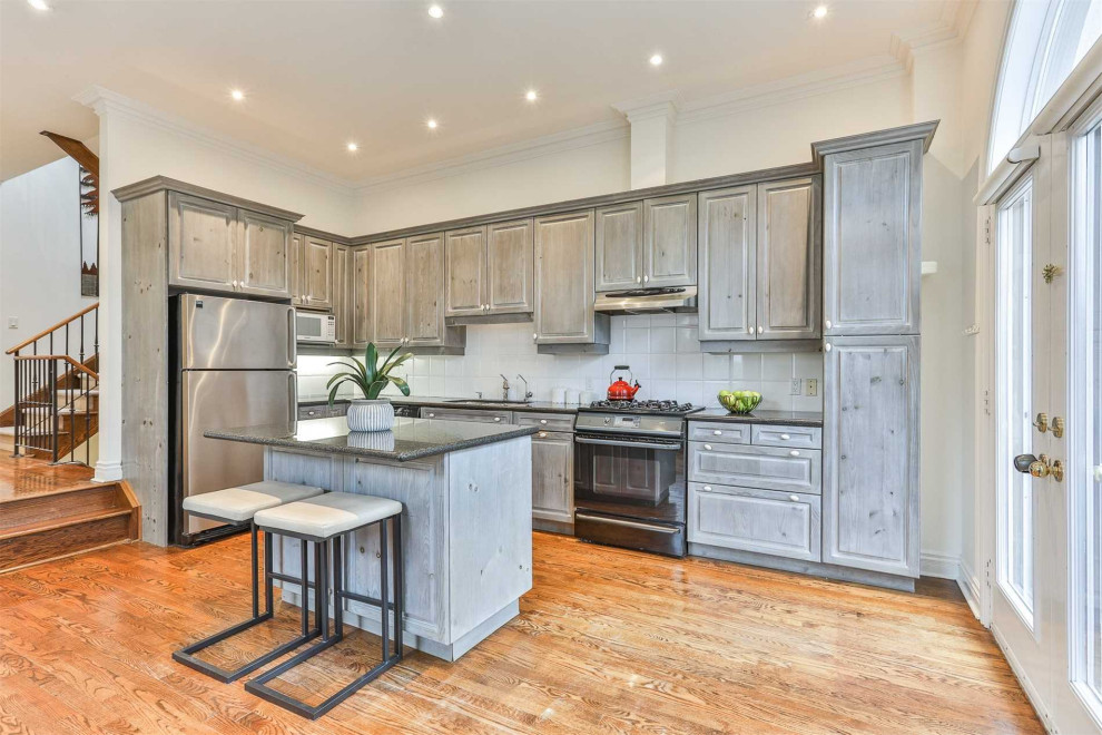 Transitional kitchen photo in Toronto
