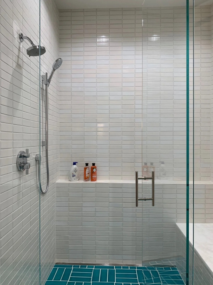 Maritimes Badezimmer En Suite mit weißen Fliesen, Keramikboden, blauem Boden, Wandnische und Doppelwaschbecken in Miami