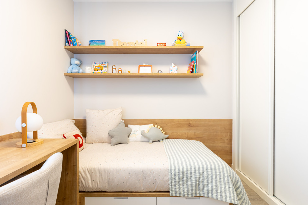 Imagen de dormitorio infantil de 4 a 10 años escandinavo grande con suelo de madera clara y suelo beige