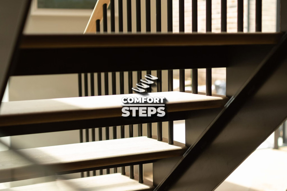 Лестница на металлическом каркасе c ясеневыми ступенями и черными стойка