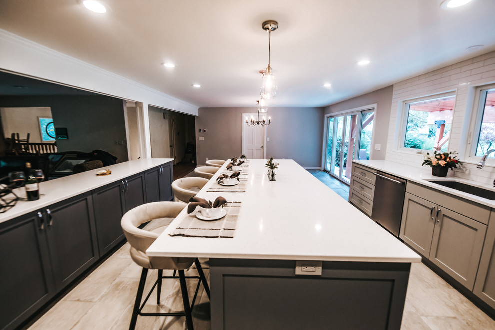 Example of a transitional home design design in Seattle