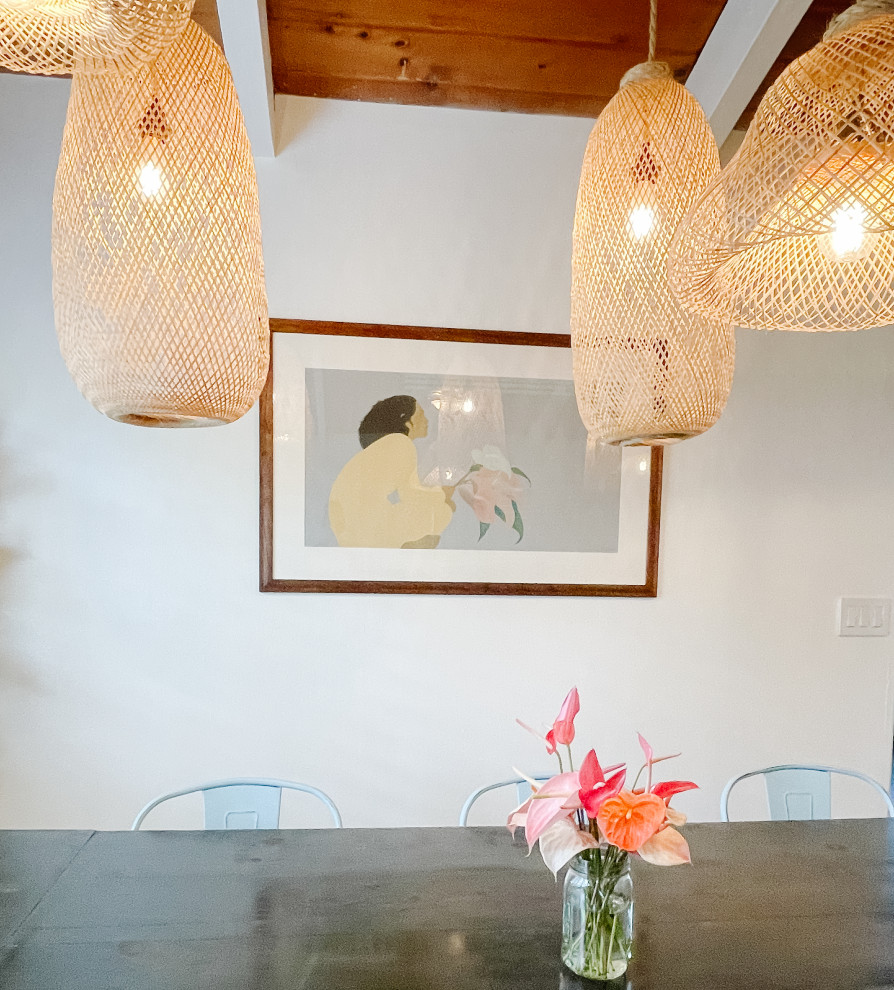 Esempio di una sala da pranzo tropicale di medie dimensioni con pareti bianche, pavimento con piastrelle in ceramica, pavimento beige e travi a vista