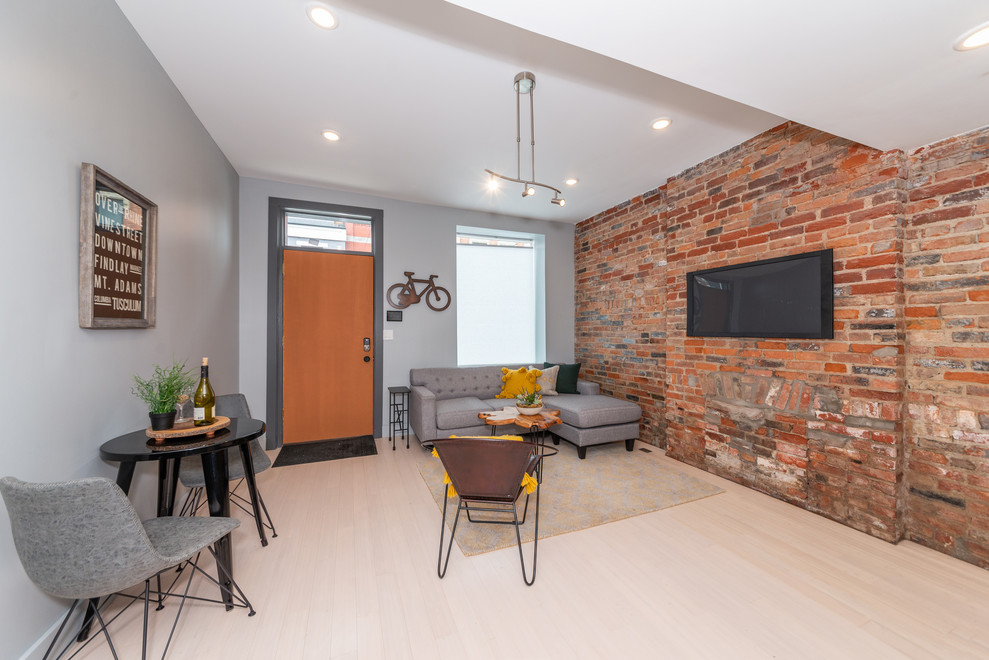 Example of a transitional home design design in Cincinnati