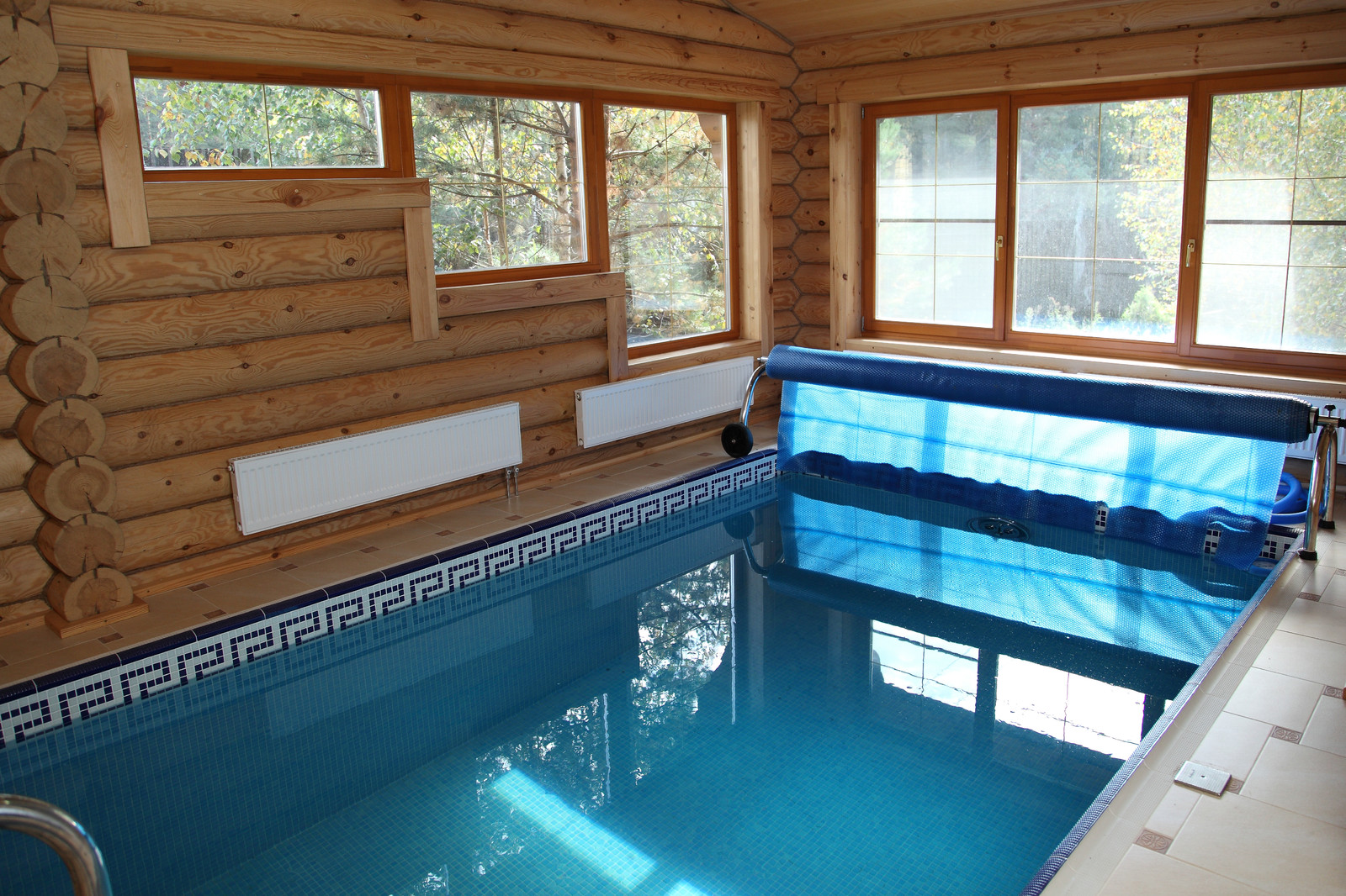 Деревянная баня с бассейном