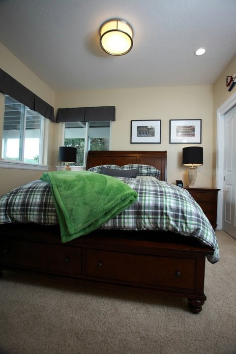 Design ideas for a mid-sized traditional guest bedroom in Seattle with beige walls, carpet and beige floor.