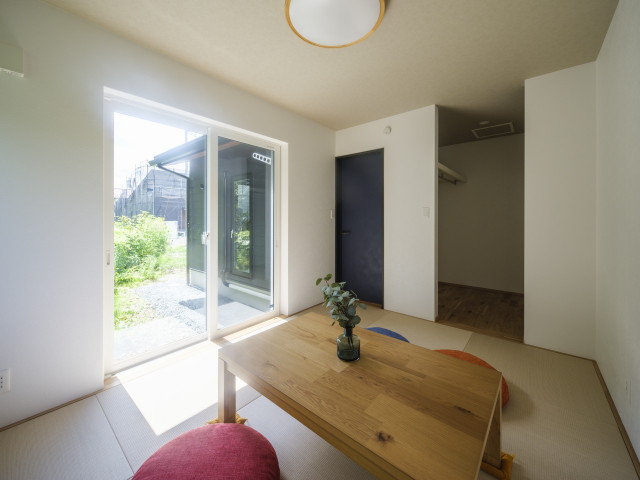 遊びを楽しむ土間リビングのある暮らし minimalistisch-schlafzimmer