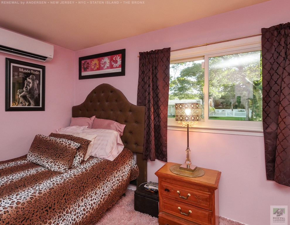 Foto de dormitorio de tamaño medio sin chimenea con paredes rosas, moqueta y suelo rosa