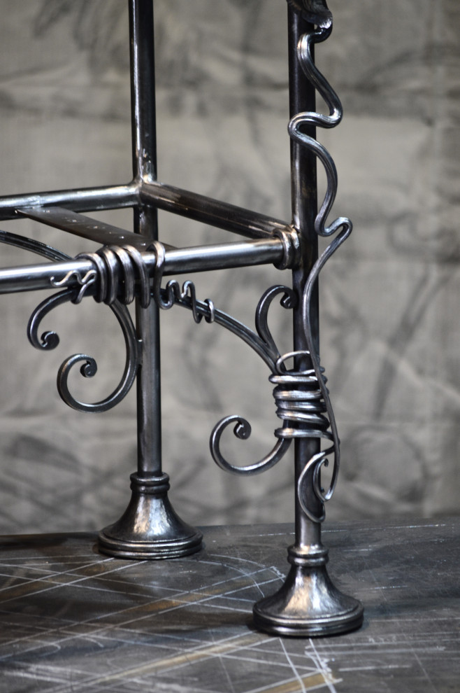 Ковка в интерьере. Винный стеллаж.