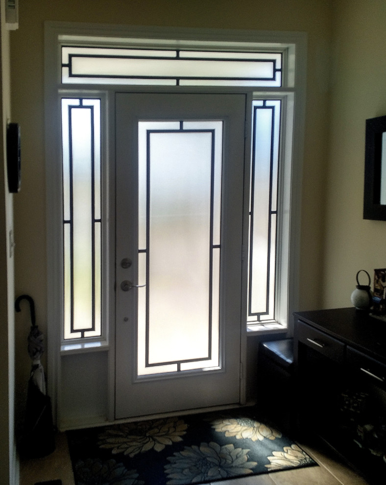 Example of a transitional entryway design in Toronto